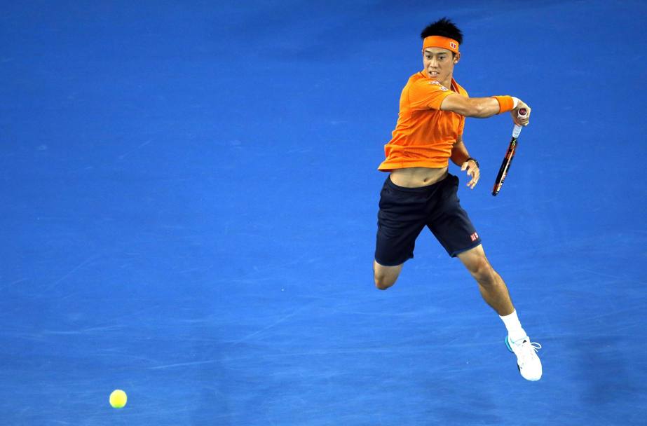 Australian Open: Kei Nishikori di diritto durante la partita contro lo spagnolo Guillermo Garcia-Lopez battuto in maniera sofferta con il punteggio di 7-5; 2-6; 6-3; 6-4 (EPA)
